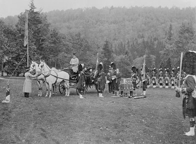 Drottning Victoria presenterar färger för Cameron Highlanders, 1873 av English Photographer