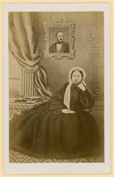 Drottning Victoria, när en änka, med ett porträtt av prinsgemalen bakom sig (s/v foto) av English Photographer
