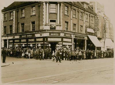 Kö till Charlie Chaplin i The Kid på The Majestic, High Street, Clapham, cirka 1921 av English Photographer