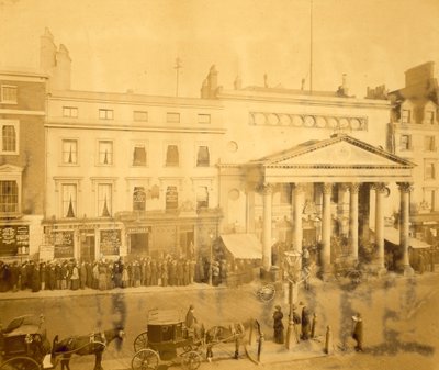 Kö på Haymarket 1895 för den första natten av Trilby med Tree i huvudrollen av English Photographer