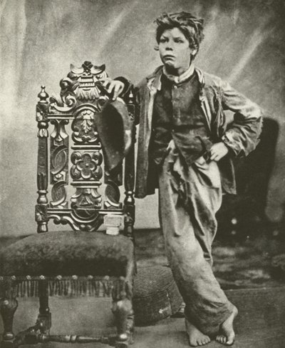 Trasig skolpojke 1860 (s/v foto) av English Photographer