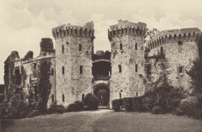 Raglan Castle, huvudporten (svartvitt foto) av English Photographer