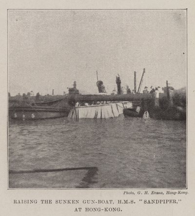 Resning av Sunken Gun-Boat, HMS Sandpiper, i Hong-Kong av English Photographer