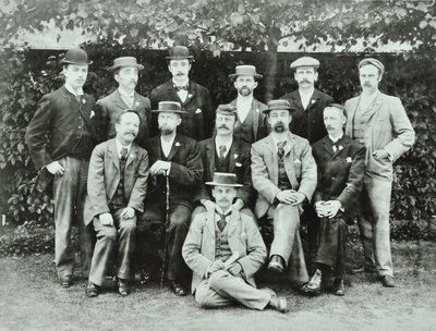 Rosendale Road School: grupper av lärare, 1897 av English Photographer