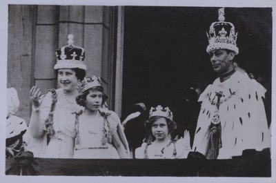 Kunglig familj, efter kröningen av kung George VI (s/v foto) av English Photographer