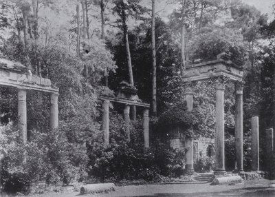 Ruiner vid Virginia Water, Windsor (s/v foto) av English Photographer