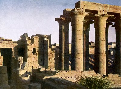 Ruiner av portik vid templet i Luxor, Egypten. av English Photographer