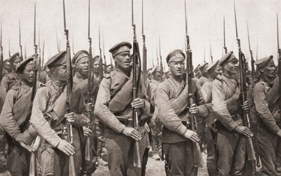 Ryskt infanteri på parad och presenterar vapen under första världskriget, från The Illustrated War News, 1915 av English Photographer