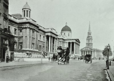 Saint Martin in the Fields och National Gallery, Trafalgar Square, Westminster LB: norra sidan österut, 1896 av English Photographer