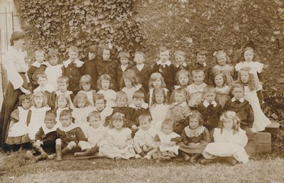 Skolbarn, Norfolk, tidigt 1900-tal (svartvitt foto) av English Photographer