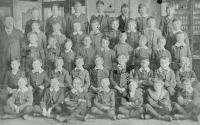 Skolgrupp, okänd skola, 1895 av English Photographer