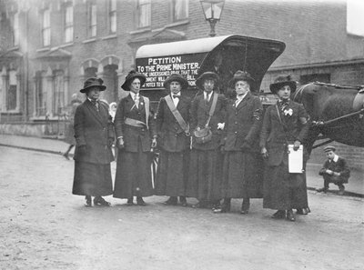 Skotska suffragetter anländer till London för att leverera en petition av English Photographer
