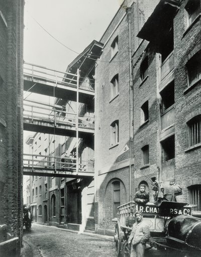 Shad Thames, London, 1890 av English Photographer