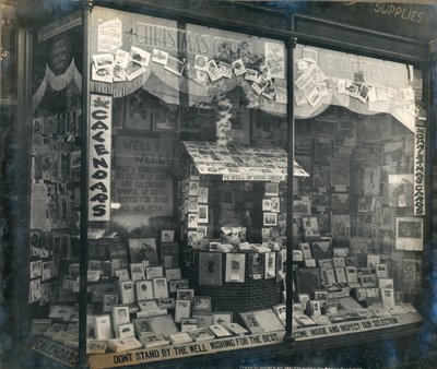 Schaufenster mit Weihnachtskarten und Kalendern von English Photographer