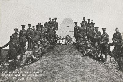 Några av den 29:e divisionen vid minnesmärket nära Beaumont Hamel, 7 juni 1925 av English Photographer