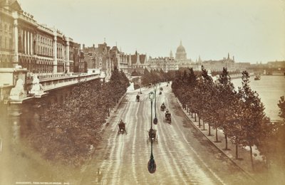 Somerset House, Victoria Embankment, Westminster LB: ser norrut från Waterloo Bridge, 1895 av English Photographer