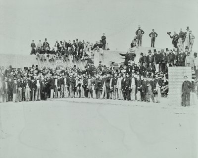 Southern Outfall Sewer, Crossness: dignitärer på platsen, 1865 av English Photographer