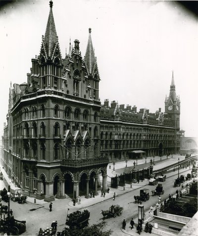 St Pancras järnvägsstation; fotografi från april 1899 av English Photographer