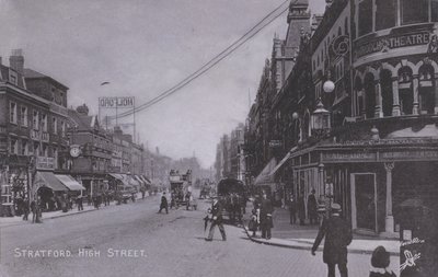 Stratford, High Street, med Borough Theatre (s/v foto) av English Photographer