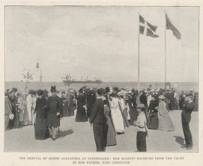 Drottning Alexandras ankomst till Köpenhamn, hennes majestät eskorterad från yachten av hennes far, kung Christian av English Photographer