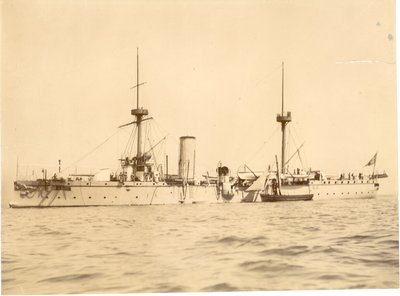 "Chih Yuan" ankrade utanför sydkusten vid Hove, Local lugger alongside, ca 1886 av English Photographer