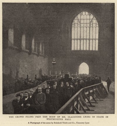 The Crowd-arkivering förbi Mr Gladstones kropp som ligger i staten i Westminster Hall av English Photographer
