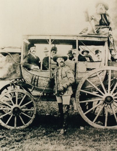 The Deadwood diligens i London - Buffalo Bill står, John Nelson i lådan av English Photographer