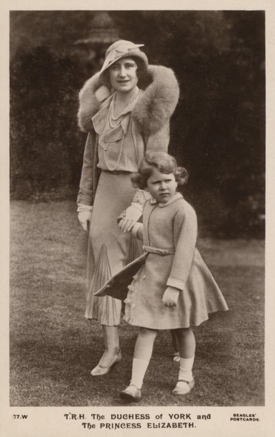 Hertiginnan av York och prinsessan Elizabeth (s/v foto) av English Photographer