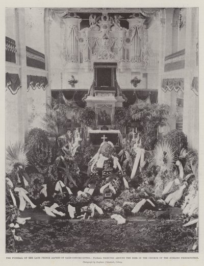 Begravningen av den avlidne prins Alfred av Saxe-Coburg-Gotha, blommiga hyllningar runt Bier i kyrkan Schloss Friedenstein av English Photographer