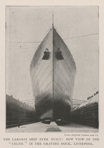 Det största skeppet som någonsin byggts, Bow View of the Celtic i Graving Dock, Liverpool av English Photographer