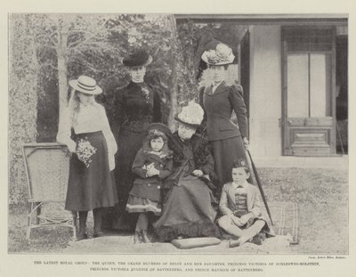 Den senaste kungliga gruppen, drottningen, storhertiginnan av Hessen och hennes dotter, prinsessan Victoria av Schleswig-Holstein, prinsessan Victoria, Eugenie av Battenberg och prins Maurice av Battenberg (bw av English Photographer