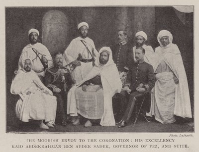 Det moriska sändebudet till kröningen, hans excellens Kaid Abderrahman ben Abder Sadek, guvernör i Fez och Suite av English Photographer