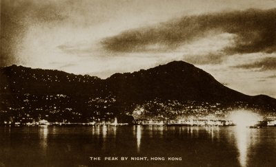 The Peak at night, Hong Kong, från ett album med fotografier relaterade till Pte H. Chicks tjänst, 1940 av English Photographer