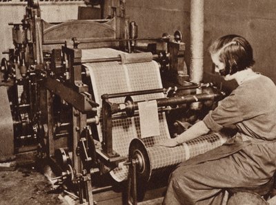 Postkontoret: Tryck av frimärken (s/v foto) av English Photographer