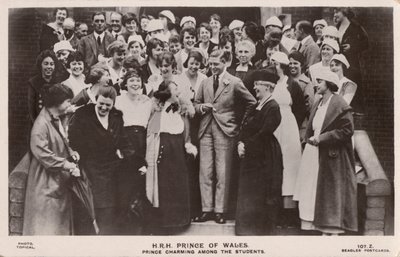 Prinsen av Wales (senare kung Edward VIII), med en grupp kvinnliga studenter (s/v foto) av English Photographer