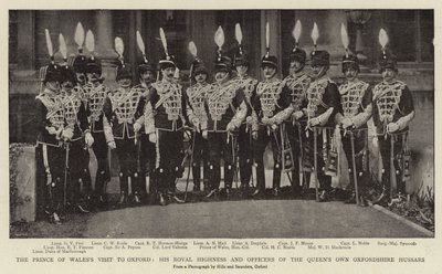 Prinsen av Wales besöker Oxford, hans kungliga höghet och officerare i drottningens egna husarer i Oxfordshire av English Photographer