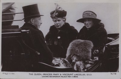 Drottningen, prinsessan Mary och Viscount Lascelles, DSO (foto svart/vitt) av English Photographer