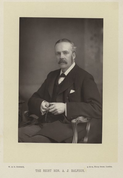 Den högra Hon. A. J. Balfour av English Photographer
