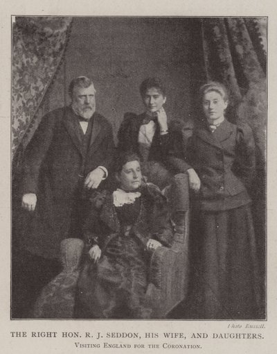 Den höge ärade R J Seddon, hans fru och döttrar, besöker England för kröningen av English Photographer