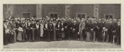 Royal Archaeological Societys möte på Hampton Court, grupp av medlemmar med presidenten, Viscount Dillon av English Photographer