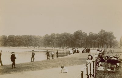 The Serpentine, Hyde Park, London av English Photographer
