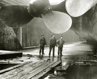 Titanics propellrar i Thompson Graving Dock i Harland & Wolff, Belfast, Irland, 1910-11 av English Photographer