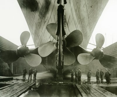 Titanics propellrar i Thompson Graving Dock i Harland und Wolff, Belfast, Irland, 1910-11 av English Photographer