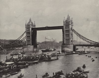 Tower Bridge, vy mot öster (svartvitt foto) av English Photographer