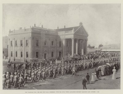 Transvaalkriget, New Town Hall, Kimberley, med Loyal North Lancashire Regiment som marscherar förbi, 7 oktober 1899 av English Photographer