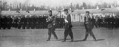 Tsaren och storhertigen Mikhailovich går på paradplatsen i St. Petersburg, illustration från Kungen, 25 maj 1901 av English Photographer