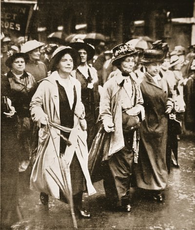 Kvinnors "rätt att tjäna"-demonstration: Mrs. Pankhurst och vänner, från "The Illustrated War News" av English Photographer
