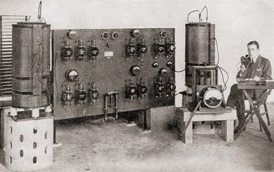 Den första sändaren som fungerade i Storbritannien, installerad på Marconi Works, Chelmsford, 1919 och 1920, från The Story of Twenty Five Years, publicerad 1935 av English Photographer