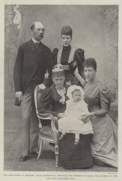 Den bortgångne drottningen av Danmark, fyra generationer, kungen, prinsessan av Wales, hertiginnan av Fife och Lady Alexandra Duff av English Photographer