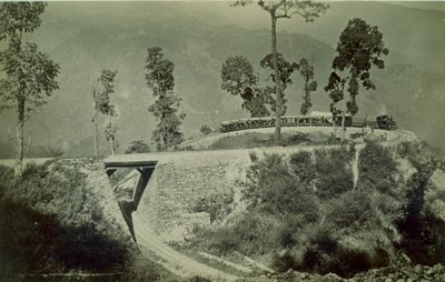 Slingan vid Agony Point vid Tindharia på Darjeeling Himalayan Railway, 1880-talet (albumintryck) av English Photographer